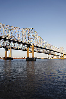 USA, New Orleans, Blick auf die Brücke über den Mississippi - ANBF000083