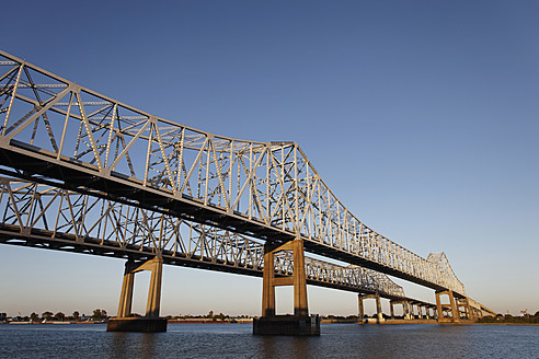 USA, New Orleans, Blick auf die Brücke über den Mississippi - ANBF000084