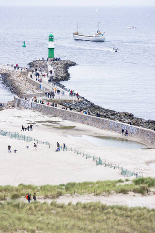 Deutschland, Rostock, Menschen am Strand, lizenzfreies Stockfoto