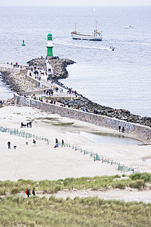 Deutschland, Rostock, Menschen am Strand - LFF000313