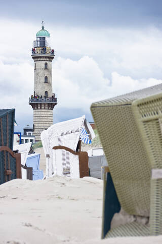 Deutschland, Rostock, Blick auf Leuchtturm mit Strand, lizenzfreies Stockfoto