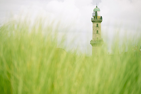 Deutschland, Rostock, Blick auf Leuchtturm - LFF000317