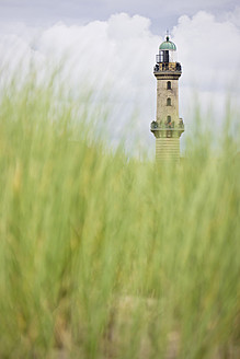 Deutschland, Rostock, Blick auf Leuchtturm - LFF000318