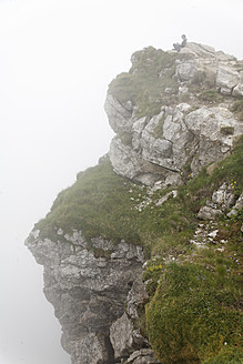 Deutschland, Bayern, Person auf dem Nebelhorn sitzend - ANBF000097