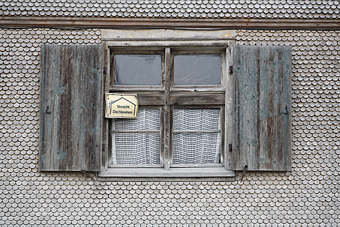 Deutschland, Bayern, Schindelhaus mit offenem Fenster - ANBF000098