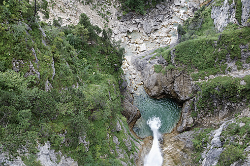 Deutschland, Bayern, Blick auf Wasserfall in Schlucht - ANBF000099