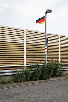 Deutschland, Oberhausen, Lärmschutz mit Deutschlandfahne - ANB000103