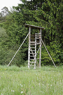 Deutschland, Bayern, Hochsitz im Wald - ANBF000125