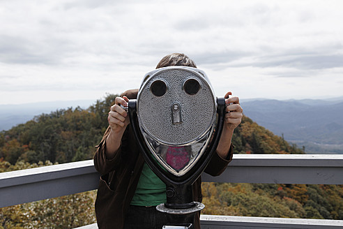 USA, Person schaut durch ein Fernglas in der Nähe des Blue Ridge Parkway - ANBF000128