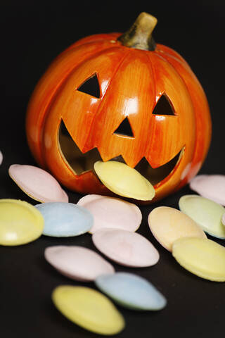 Halloween mit Zucker auf schwarzem Hintergrund, lizenzfreies Stockfoto