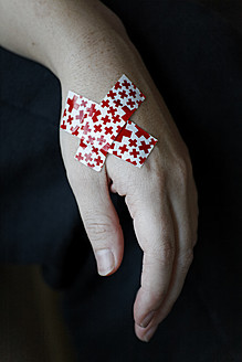 Junge Frau mit bandagierter Hand - ANBF000137