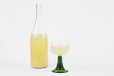 Weinflasche und Glas auf weißem Hintergrund, Nahaufnahme - GWF001676
