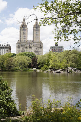 USA, New York City, Blick auf das Dakota-Gebäude vom Central Park aus, lizenzfreies Stockfoto