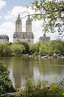 USA, New York City, Blick auf das Dakota-Gebäude vom Central Park aus - ANB000152