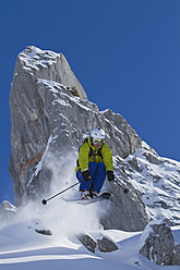 Österreich, Arlberg, Warth, Mid adult man skiing - FFF001257