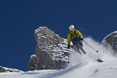 Österreich, Arlberg, Warth, Mid adult man skiing - FFF001258