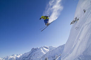 Österreich, Arlberg, Warth, Mid adult man skiing - FFF001259