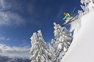 Austria, Tyrol, Kitzbuhel, Mid adult man skiing - FFF001261