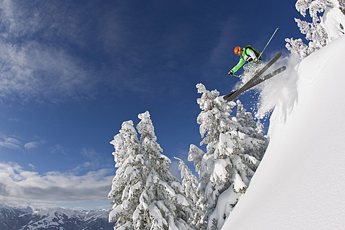 Österreich, Tirol, Kitzbühel, Mid adult man skiing - FFF001261