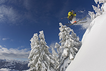 Österreich, Tirol, Kitzbühel, Junger Mann beim Skifahren - FFF001262