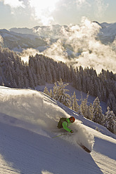 Austria, Tyrol, Kitzbuhel, Mid adult man skiing - FFF001264