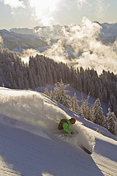 Österreich, Tirol, Kitzbühel, Mid adult man skiing - FFF001264