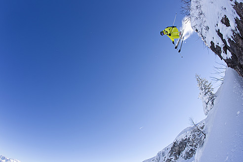 Österreich, Tirol, Kitzbühel, Mid adult man skiing - FFF001267