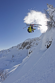 Österreich, Tirol, Kitzbühel, Mid adult man skiing - FFF001268