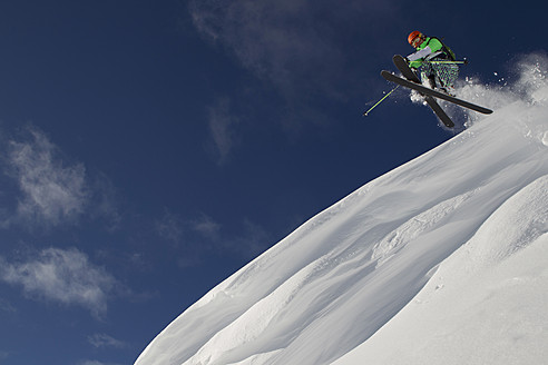 Österreich, Tirol, Kitzbühel, Mid adult man skiing - FFF001269