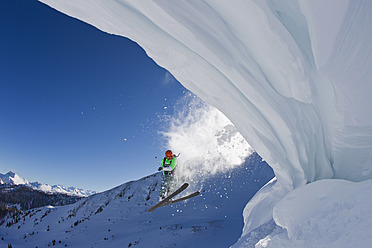 Österreich, Tirol, Kitzbühel, Mid adult man skiing - FFF001271