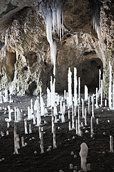 Deutschland, Bayern, Franken, Blick auf Eiszapfen in Höhle - SIEF002230