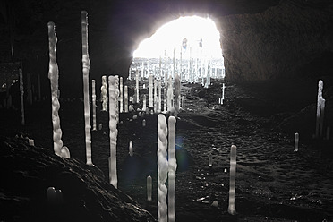 Deutschland, Bayern, Franken, Blick auf Eiszapfen in Höhle - SIEF002231