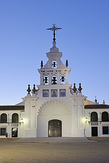 Spanien, Andalusien, Blick auf die Kirche Ermita del Rocio - RUEF000799