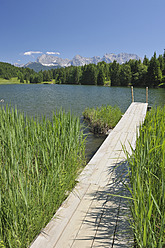 Deutschland, Bayern, Oberbayern, Blick vom Geroldsee auf das Karwendelgebirge - RUEF000807