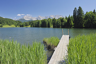 Deutschland, Bayern, Oberbayern, Blick vom Geroldsee auf das Karwendelgebirge - RUEF000808