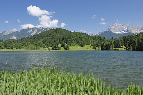 Deutschland, Bayern, Oberbayern, Blick vom Geroldsee auf das Karwendelgebirge - RUEF000809