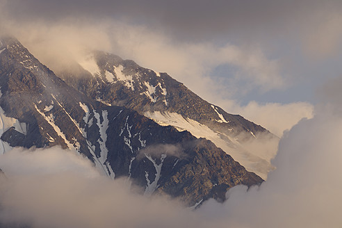 Frankreich, Blick auf das Mont-Blanc-Massiv bei Sonnenuntergang - RUEF000813