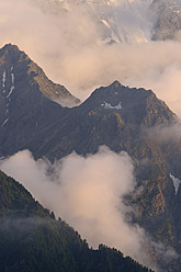Frankreich, Blick auf das Mont-Blanc-Massiv bei Sonnenuntergang - RUEF000816
