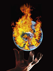 Hand, die unter die Erde greift, mit brennendem Feuer vor schwarzem Hintergrund - CSF015841