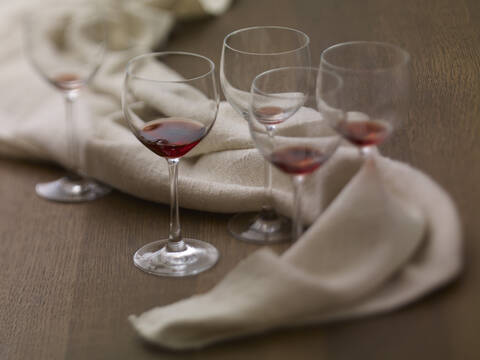 Gläser mit Rotweinresten auf dem Tisch, Nahaufnahme, lizenzfreies Stockfoto