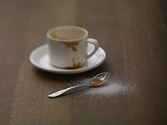 Kaffeetasse mit Untertasse und Löffel auf dem Tisch, Nahaufnahme - SRSF000218