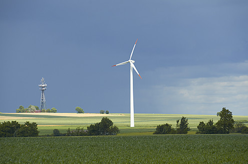 Deutschland, Blick auf Windkraftanlage und Funkturm in der Landschaft - SRSF000229