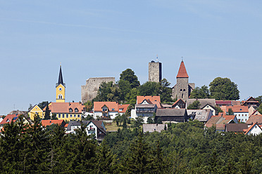 Deutschland, Bayern, Blick auf Leuchtenberg - SIEF002256