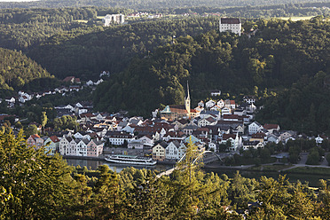 Deutschland, Bayern, Niederbayern, Ansicht von Riedenburg mit Rosenburg - SIEF002306