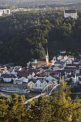 Deutschland, Bayern, Niederbayern, Ansicht von Riedenburg mit Rosenburg - SIEF002307