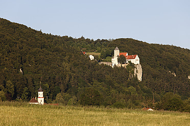 Deutschland, Bayern, Niederbayern, Blick auf Burg Prunn - SIEF002279