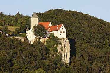 Deutschland, Bayern, Niederbayern, Blick auf Burg Prunn - SIEF002280