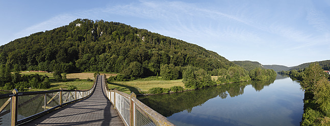 Deutschland, Bayern, Niederbayern, Blick auf die hölzerne Tatzelwurmbrücke - SIE002289