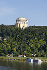 Deutschland, Bayern, Niederbayern, Kehlheim, Blick auf Befreiungshalle an der Donau - SIEF002309