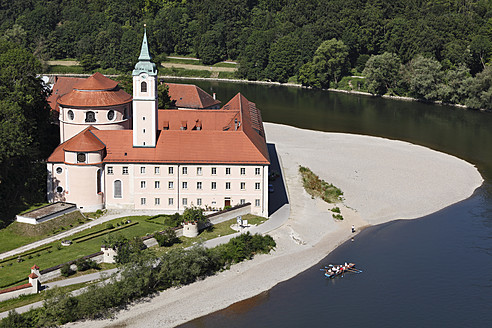 Deutschland, Bayern, Niederbayern, Blick auf Kloster Weltenburg mit Donau - SIEF002298